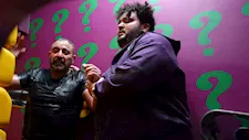 رامز جلال يسخر من "جاكت" أحمد السقا في"رامز ليفل الوحش"