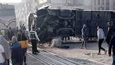 تصادم قطار وأتوبيس بمزلقان الهوارية في برج العرب بالإسكندرية 