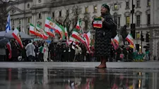 أنصار المعارضة الإيرانية يتظاهرون أمام السفارة الإسرائيلية في لندن دعماً للعمل العسكري ضد طهران
