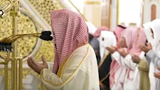 شاهد| دعاء خاشع للشيخ الحذيفي في تراويح ليلة 20 رمضان بالمسجد النبوي 