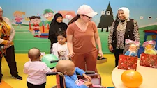 ريهام عبد الغفور تزور الأطفال مرضى السرطان بالأقصر