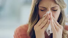 ماذا يحدث لجسمك عند كتم العطس؟