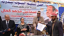 محافظ جنوب سيناء يوزع عقود المنازل البدوية على المستحقين بوادي الطور