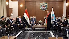 محافظ الإسماعيلية يزور الكنائس ويؤكد: "أعيادنا رمز لقوة معدن المصريين"