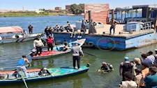 بعد رحيل "الجدة".. أهالي سوهاج ينتظرون انتشال طفلين من ضحايا حادث عبّارة