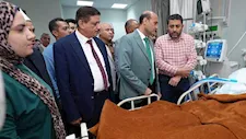 محافظ أسيوط يطمئن على صحة رئيس قرية أصيب فى حادث