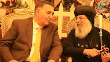محافظ القليوبية يهنئ الأنبا مكسيموس بعيد القيامة -صور 