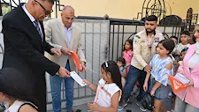 رسالة محبة.. محافظ جنوب سيناء يوزع العيدية على أطفال كاتدرائية السمائيين