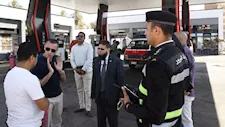 محافظ أسوان يباغت محطات الوقود ويضبط سيارة مخالفة: لا تهاون في التلاعب