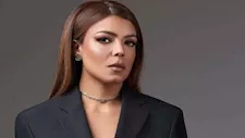 ناهد السباعي تتألق أمام الأهرامات.. ما دلالة اللون الأسود والبني؟