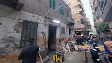 مصرع وإصابة 6 أشخاص انهار عليهم سقف عقار بالإسكندرية- صور 