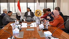 وزير الصناعة يبحث مع جي بي أوتو خطط التوسع وتعميق التصنيع المحلي