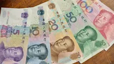 بسبب خلافات زوجية.. سيدة تلقي نقود زوجها وتُشعل فوضى في الشارع(فيديو)