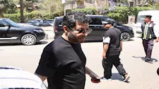 بالصور.. إياد نصار يشارك في صلاة الجنازة على والد منة شلبي