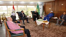 محافظ القليوبية يكرم رئيس المنطقة الأزهرية تقديراً لمسيرته في خدمة التعليم والدعوة
