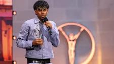 من منصة التتويج لـ"وجبة سريعة".. لامين يامال يفاجئ الجميع على متن طائرة