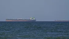 تفاصيل جديدة حول استهداف سفينة في مضيق هرمز