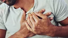 طبيب: 5 عادات يومية قد تزيد خطر الإصابة بالجلطات