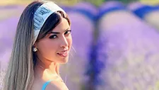 فستان أسود قصير.. ميرنا جميل تتألق بإطلالة ناعمة 