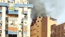  بالصور- حريق هائل يلتهم روف بأحد الأبراج السكنية في الفيوم 