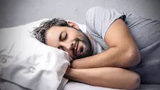  ما الرابط بين صحة الجلد واضطرابات النوم والذاكرة؟