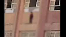"لعبة مع زميله".. الداخلية تكشف حقيقة فيديو طفل يتدلى من شرفة مدرسة بالقليوبية