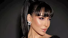 "جاذبية البيبي بلو".. ساندي تخطف الأنظار بإطلالتها 