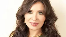 دينا تلتقط صورًا مع راقصات في روسيا.. وتعلق: حلو حب الناس
