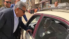 محافظ الدقهلية يستوقف التاكسي للتأكد من تشغيل العداد والالتزام بالبنديرة