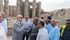 لم يلتزم بالحفاضة.. محافظ الأقصر يضبط حنطور مخالف خلال جولة بالشارع
