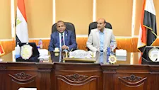 بالصور- محافظ أسيوط يبحث مع الغرفة التجارية تعزيز استقرار الأسواق