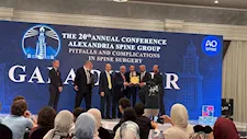 تكريم عميد طب بنين الأزهر بالقاهرة بمؤتمر الإسكندرية السنوي للعمود الفقري