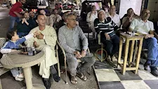 ترشيدًا للكهرباء.. مقهى بكفر الشيخ يفصل إنارة الواجهة أثناء مباراة القمة