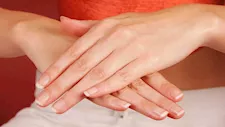 4 علامات على أظافر اليد تكشف عن أمراض خطيرة.. لا تتجاهلها
