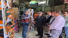فحص طفايات الحريق.. محافظ الدقهلية يفاجئ سوق الخواجات بالمنصورة