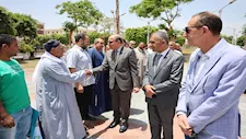 محافظ المنيا يلتقي حجاج الجمعيات الأهلية ويوزع عليهم هدايا السفر (صور)
