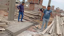 إزالة طابق مخالف والتحفظ على مواد البناء في كفر الشيخ- صور