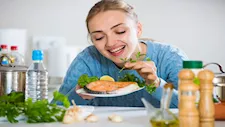 "حارس دماغك الأمين".. أطعمة تحمي أعصابك من التلف