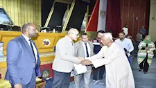 "دعواتكم لمصر".. محافظ الأقصر يودع الحجاج ويسلمهم ملابس الإحرام