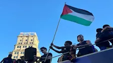 "بعلم فلسطين".. لامين يامال يخطف الأنظار خلال احتفال برشلونة بلقب الدوري