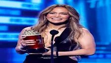 جينيفر لوبيز بفستان شفاف.. ومصممة أزياء يعلق