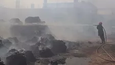  محافظ سوهاج ومدير الأمن يتابعان جهود السيطرة على حريق مصنع أقطان بطهطا