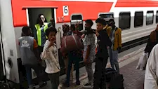 السكة الحديد تُشغل قطار العودة الطوعية لنقل مئات الأسر السودانية إلى أسوان (صور)