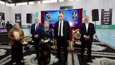 بينهم 14 مشرفًا.. محافظ كفر الشيخ يسلم 632 حاجًا "جوازات السفر" وتذاكر الطيران -صور