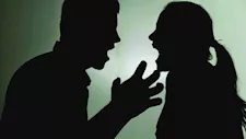 سيدة بالمنيا تستعين بـ 4 شباب لضرب زوجها.. والدة الضحية تكشف الأسباب وموقف