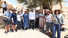 وزير السياحة يلتقي سائحين ألمان وفرنسيين خلال جولته بمعبد الرامسيوم