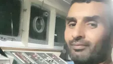 "عايزين مبالغ ضخمة".. أسرة بحار المنوفية تكشف مطالب قراصنة الصومال (فيديو)