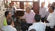 "لو الرغيف صغير متاخدوش".. محافظ السويس يضبط مخبزًا تلاعب في الوزن (فيديو وصور)