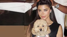 "ممسكة بكلب وتصفف شعرها".. 7 صور لـ يارا السكري والجمهور يعلق 