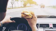 هل شرب القهوة أو تناول الطعام أثناء القيادة مخالفة مرورية؟